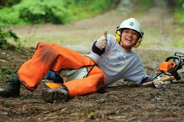 ひょんなことから林業に携わるようになる都会育ちの青年・平野勇気(染谷将太)