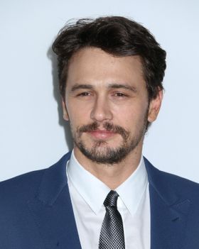 妙な自撮り写真をアップしつづけているジェームズ