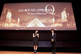 パリプレミアに登壇した綾瀬と佐藤監督