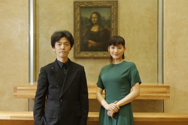 【写真を見る】綾瀬と佐藤監督がモナ・リザと記念撮影！