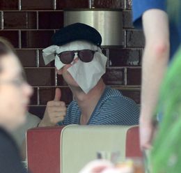 カンバーバッチがナプキンを被ってデート！