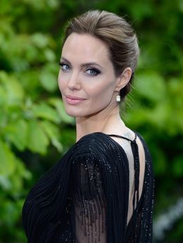 邪悪な妖精、マレフィセントを演じているアンジェリーナ・ジョリー