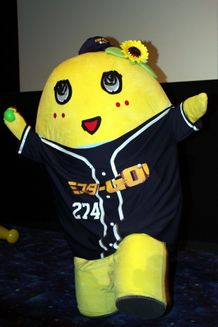 幻の魔球「梨ナックル」を投げるふなっしー