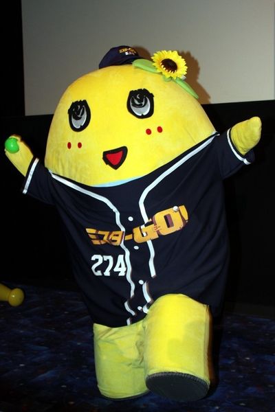 幻の魔球「梨ナックル」を投げるふなっしー