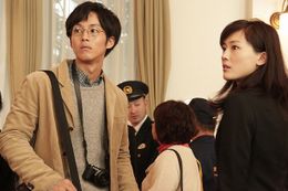 “万能鑑定士”として活躍する凜田莉子を綾瀬はるか、「週刊角川」の記者・小笠原悠斗を松坂桃李が好演。それぞれの特徴を活かした演技を披露