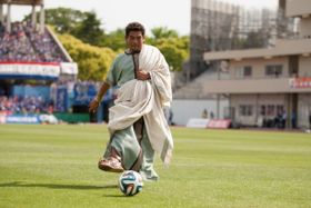 始球式でボールを蹴る宍戸開