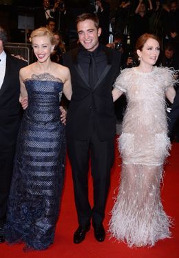 『Map To The Stars(原題)』を引っさげレッドカーペットに登場したサラ・ガドン、ロバート・パティンソン、ジュリアン・ムーア