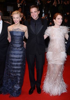 『Map To The Stars(原題)』を引っさげレッドカーペットに登場したサラ・ガドン、ロバート・パティンソン、ジュリアン・ムーア