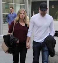 トム・クルーズとエミリー・ブラント直筆サイン入り大型写真‥ トム・クルーズがセックスクラブデビュー！｜最新の映画ニュース