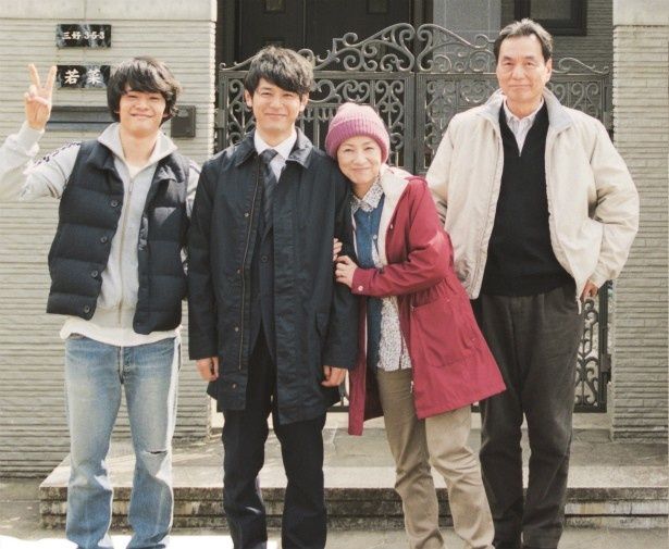 【写真を見る】笑顔がまぶしい！妻夫木聡と池松壮亮らの劇中シーン