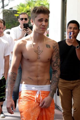 カンヌに登場したジャスティンの股間に不具合が？