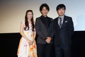 映画「青天の霹靂」初日舞台あいさつに登壇した(左から)柴咲コウ、大泉洋、劇団ひとり