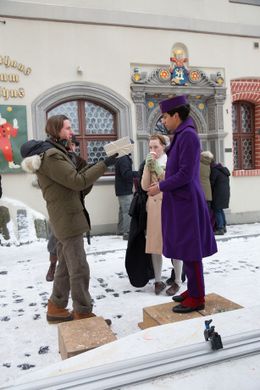 雪が積もるゲルリッツの町で撮影に臨むキャストとウェス・アンダーソン監督。幻想的な雰囲気が漂う