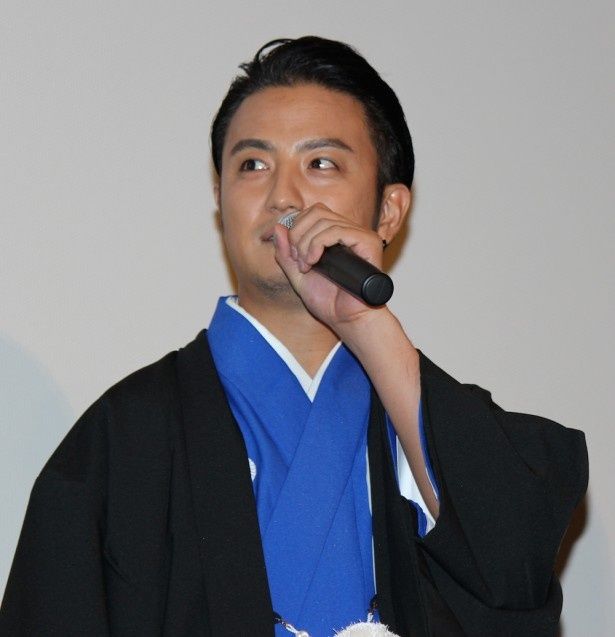 秋山平吾役を演じる上地雄輔