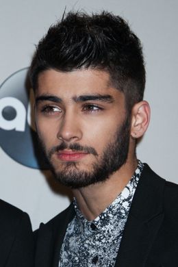 ゼイン・マリクが大麻らしくものを吸っている姿がネットに流出！