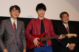 劇中衣装で登場した入江甚儀(写真中央)にあわせて"キカイダー"ネクタイで登壇した白倉伸一郎氏と井上伸一郎氏