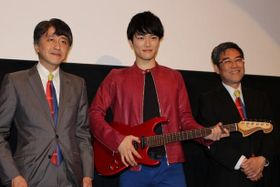 劇中衣装で登場した入江甚儀(写真中央)にあわせて"キカイダー"ネクタイで登壇した白倉伸一郎氏と井上伸一郎氏