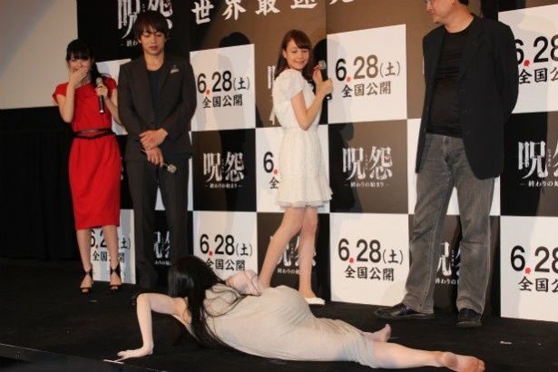 【写真を見る】佐々木希やトリンドル玲奈が、おどろおどろしい伽椰子にびっくり！