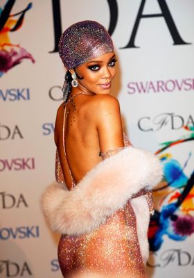 乳首＆生尻丸出しのドレスが物議を醸しているリアーナ