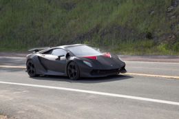 黒いボディが鮮烈な印象を与えるランボルギーニ セスト・エレメントは超限定版モデル