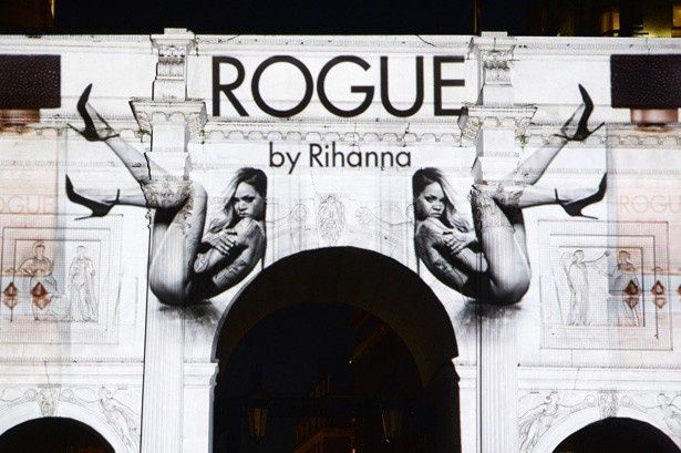 【写真を見る】ヒール以外は裸で刺激的な「Rogue」のビジュアル