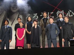 （上段左から）大友啓史監督、蒼井優、青木崇高、神木隆之介、（下段左から）江口洋介、武井咲、佐藤健、藤原竜也、伊勢谷友介