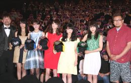 佐藤二朗、山本美月、藤井美菜、桐谷美玲、高畑充希、有村架純、福田雄一監督(写真左から)