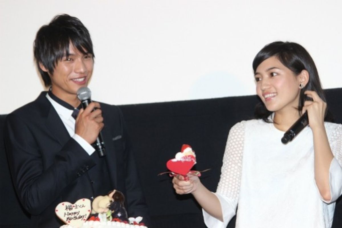 川口春奈が福士蒼汰に「おめでとう！アーン」とファーストバイト｜最新