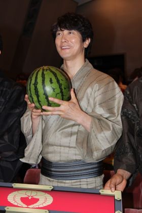 佐々木蔵之介が和装でスイカ割り