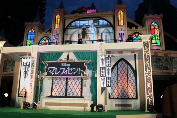 ステージで映画をアピールする2人
