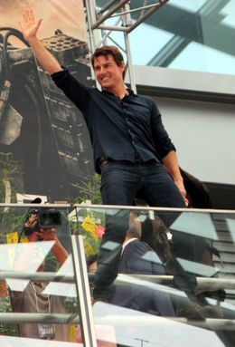 危ない！身を乗り出してファンサービスをしてくれたトム・クルーズ