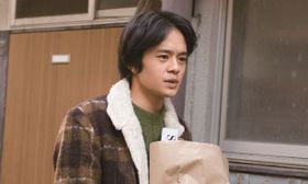 ヒロインが思い焦がれる青年、洋を演じる池松壮亮。クールな雰囲気にそそられる！