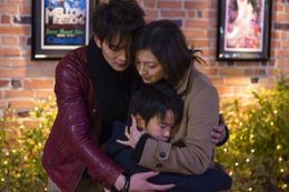 岡田演じるガジロウと息子を遺してユウレイになってしまった広末涼子