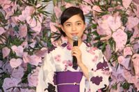 川口春奈と福士蒼汰が浴衣で登場。恋のおみくじの結果に満足