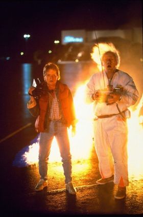 マーティ(左、マイケル・J・フォックス)とドク(右、クリストファー・ロイド)が時空を超えて活躍する映画「バック・トゥ・ザ・フューチャー」