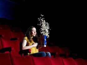 あまりにオトクに映画を見過ぎると…ポップコーンが宙を舞う!?