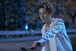 刹那的に生きる青年、春山を演じた登坂広臣。バイクを乗り回すシーンも格好良い！