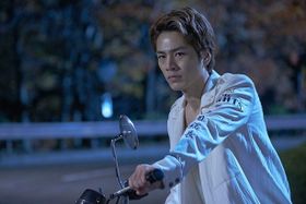 刹那的に生きる青年、春山を演じた登坂広臣。バイクを乗り回すシーンも格好良い！