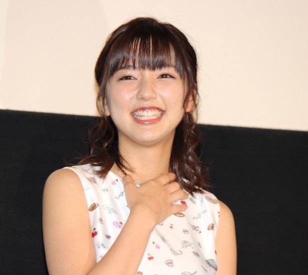 キュートな笑顔を見せた真野恵里菜