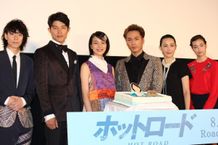 能年玲奈、21歳のバースデーを“ホットロード”ケーキでお祝い！