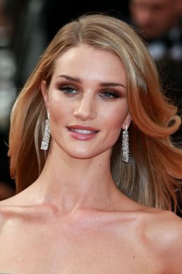 堂々とトップレスを披露したロージー・ハンティントン＝ホワイトリー