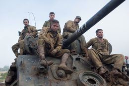 ブラッド・ピットら5人の兵士がM4中戦車でドイツ部隊に戦いを挑む！