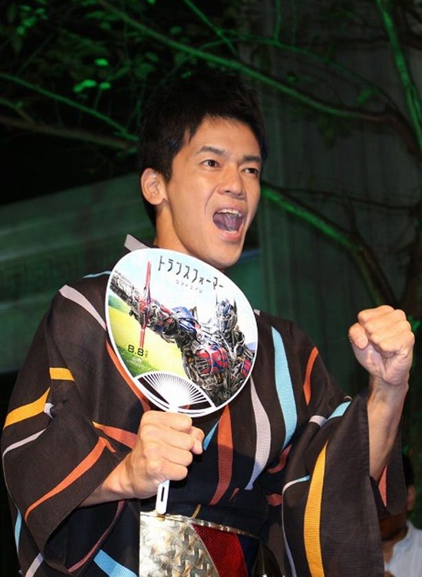 「トランスフォーマー30周年記念大使」を務める武井壮も、浴衣とうちわでガッツポーズ！