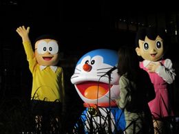 東京・虎ノ門ヒルズでの「巨大ドラえもんカウントダウン点灯式」に出席したドラえもん、のび太、しずかちゃん