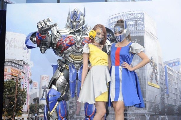 【写真を見る】トランスフォーマー風メイクを披露したざわちん＆南明奈