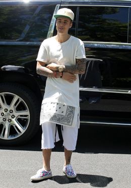 女性たちが踊っているフロアの中心にただ立っているだけのジャスティン