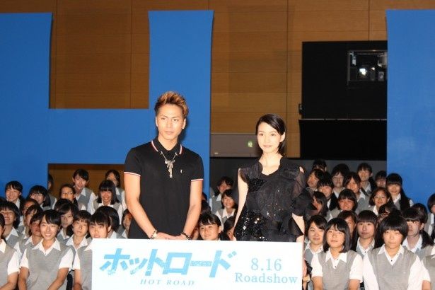 能年玲奈と登坂広臣が女子中高生300人とフォトセッション！