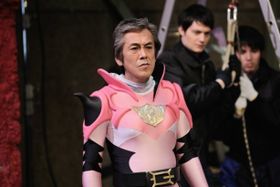 『イン・ザ・ヒーロー』で女らしい戦隊ヒーローのピンクに扮した寺島進