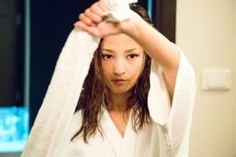 峰不二子役の黒木メイサがバスローブ1枚で悩殺セクシーアクション！