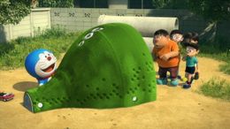 大きな入口からトンネルをくぐり抜けることで小さくなれるガリバートンネルは山をイメージしたデザインに